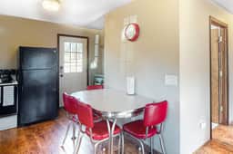 Dog Friendly Cottage with Deck WiFi and Washer Dryer Near Beaches Clamming