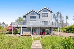 Charming Lakefront Home with Private Hot Tub and High Speed WiFi