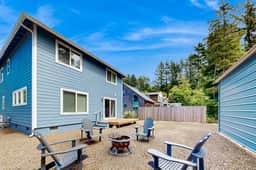 Open concept Home with Deck Fire pit WIFI and Near Trails and Beach