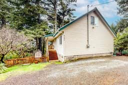 Renovated three story home by the beach with a furnished deck and washer dryer