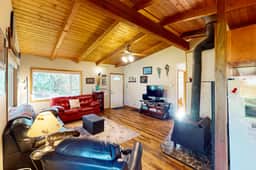 Cozy home in peaceful neighborhood near park beach shops and restaurants