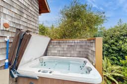 Beautiful lake view home with hot tub kayaks and bike two blocks to beach