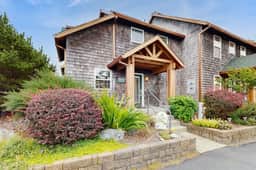 Beautiful lake view home with hot tub kayaks and bike two blocks to beach