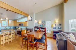 Luxurious Dog Friendly Home with Ocean Views Beach Access and Free WiFi