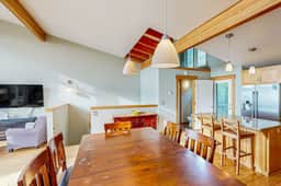 Luxurious Dog Friendly Home with Ocean Views Beach Access and Free WiFi