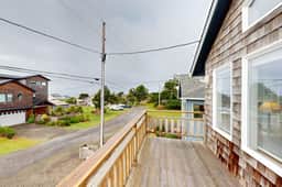 Cozy coastal home with deck ocean views and firepit 4 blocks to beach