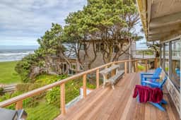 Oceanfront cottage with hot tub beach access fireplace and WiFi Dog friendly