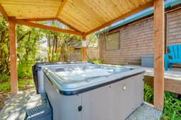 Dog friendly house near beach with hot tub fireplace enclosed yard full kitchen