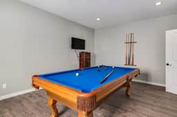 Oceanfront house with Pool table and private hot tub overlooking the ocean