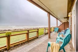 Oceanfront ground level condo with fireplace and updated kitchen dog friendly - Image 2