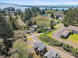 Cozy Coast Escape, Close to the Beach, Family Friendly - Image 2