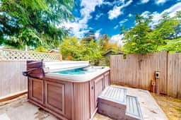 Enchanting home near the coast with hot tub full kitchen and washer dryer - Image 2