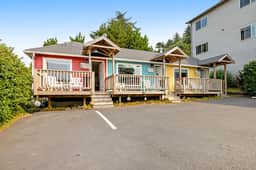 2 Story Dog Friendly Aparthotel with Deck Gas Fireplace Ocean Views Beach Access - Image 3