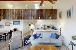 Dog Friendly Waterfront Loft with Seawall and Ocean Views One Block to Harbor - Image 4