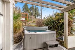 Beach View Dog Friendly Home with Gas Fireplace Deck Beach Access and Free WiFi - Image 5