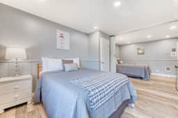 Six Dog Friendly Rooms with Full Kitchens and Kitchenettes Walk to the Beach - Image 3