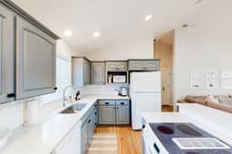 Family Friendly Beach Home with High Speed WiFi Gas Fireplace and Washer Dryer - Image 5