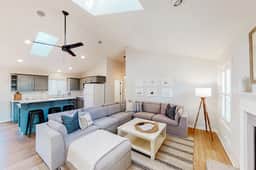Family Friendly Beach Home with High Speed WiFi Gas Fireplace and Washer Dryer - Image 2