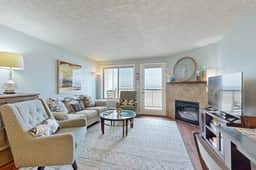 Beachfront condo boasting beautiful views a private balcony and perfect location - Image 4