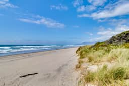 Beachfront condo boasting beautiful views a private balcony and perfect location - Image 3