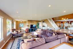 Huge Luxury Home with Game Room and Gourmet Kitchen - Image 3