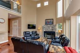 Dog Friendly Lakefront Vacation Home with Stunning Views and Spacious Deck - Image 3