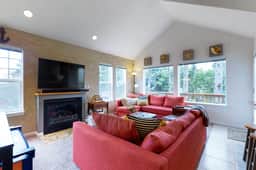 Spacious dog friendly home with WiFi and fireplace near the beach - Image 5