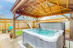 Dog Friendly Cottage with Private Hot Tub Close to Beach and Downtown - Image 2