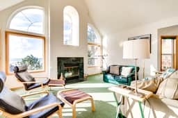 Relaxing Bayfront Home with Ocean Views and Easy Beach Access - Image 5