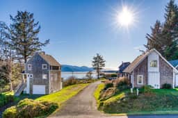 Spacious Homey Dog Friendly House with Fireplace and Beach and Ocean Views - Image 5