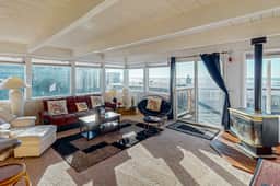 Elegant Condo with Beautiful Ocean Views and Nearby Beach Access - Image 4