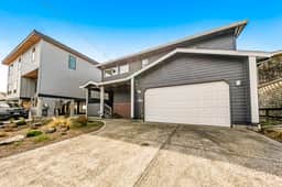 Two story oceanfront retreat with a washer dryer firepit and Ping Pong table - Image 2