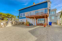 Dog friendly home with ocean views hot tub deck foosball and fireplace - Image 2