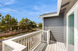 New coastal house with beach access balcony central AC and washer dryer - Image 4