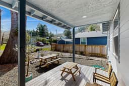 Charming coastal retreat near the beach with smart TV fireplace and games - Image 2