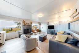 Quaint oceanfront hideaway with open layout fireplace central AC and gas grill - Image 2