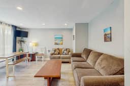 Dog Friendly Room with Kitchen Located Near the Beach and Downtown - Image 4