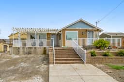 Light filled home in the heart of town with deck and with D steps to beach access - Image 2