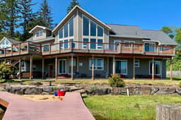 Lakefront Family Friendly Home with a Private Hot Tub Game Room and Dock - Image 4