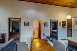 Woodsy retreat near the beach with WiFi washer dryer and gas fireplace - Image 4