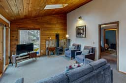 Woodsy retreat near the beach with WiFi washer dryer and gas fireplace - Image 3