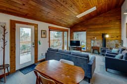 Woodsy retreat near the beach with WiFi washer dryer and gas fireplace - Image 2