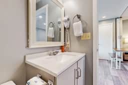 Classy Dog Friendly Studio with Free WiFi and Cable Walk to the Beach - Image 4