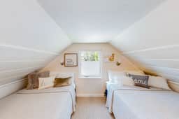 Cottage de la Mer House in Lincoln City with serene porch walk to the beach - Image 5