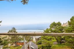 Cozy house with WiFi sweeping ocean views and nearby beach access - Image 3