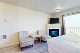 Dog Friendly Suite with Ocean Views Balcony Free WiFi and Nearby Beach Access - Image 4