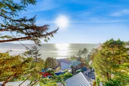 Perfect oceanside getaway with magnificent ocean views and beach nearby - Image 3