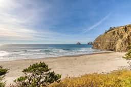 Charming Oceanfront Getaway with Gorgeous Water Views and Easy Beach Access - Image 2