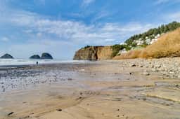 Charming Oceanfront Getaway with Gorgeous Water Views and Easy Beach Access - Image 4