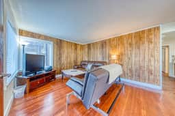 Dog Friendly Beach Escape with a Prime Seaside Location and Room for a Family - Image 2